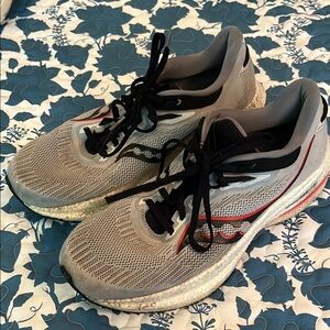 Sauron Triumph 21: Gray and Red Running Shoes